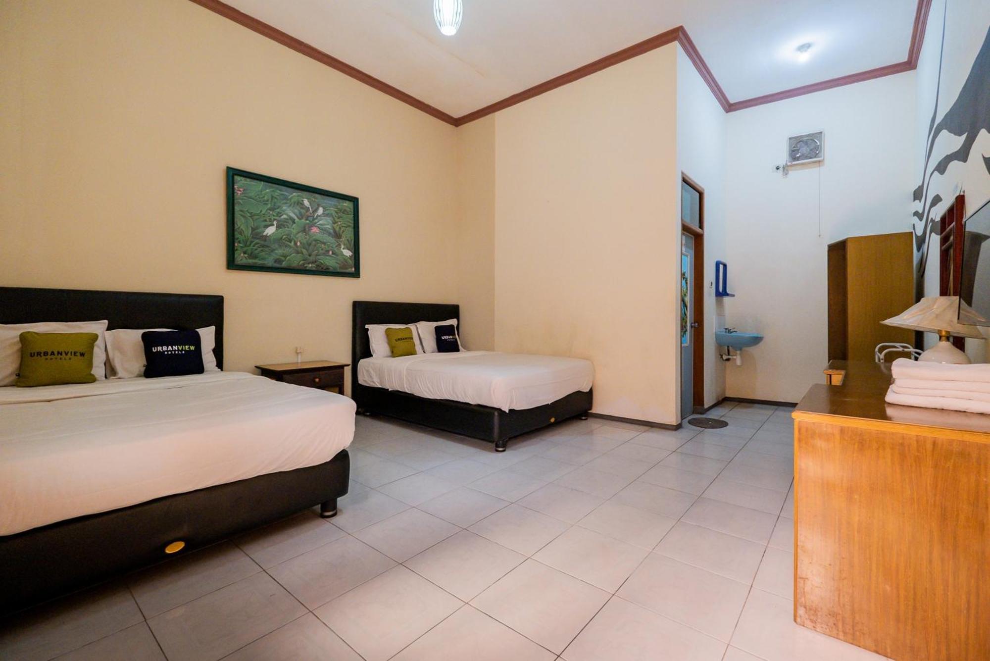 Urbanview Hotel Near Jatim Park 1 By Reddoorz Batu  Exterior photo